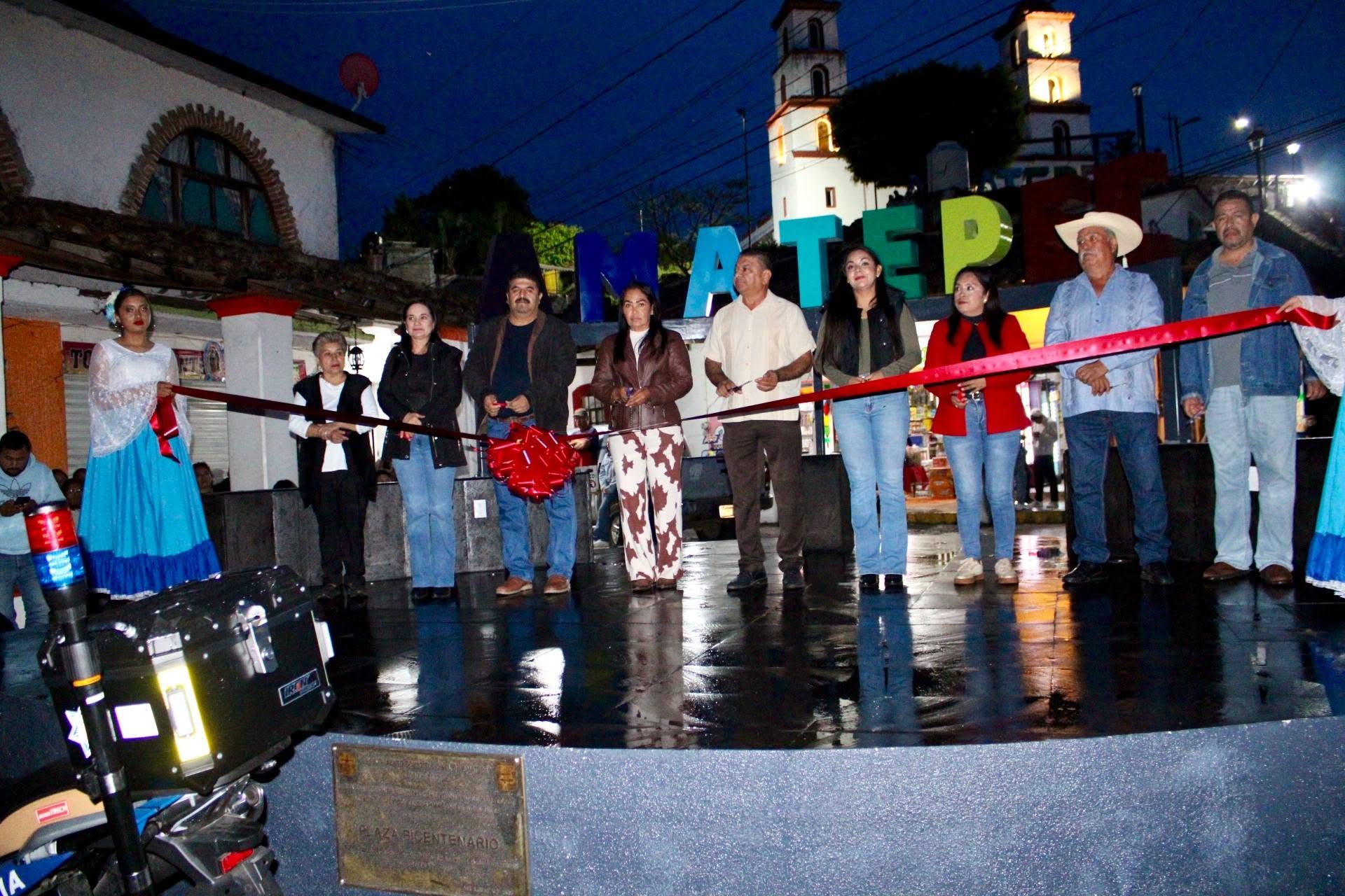 Amatepec reinaugura la Plaza Bicentenario