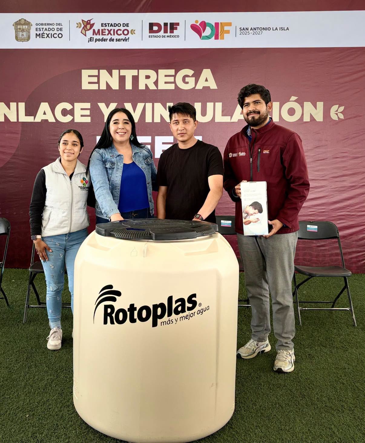 Entregan tinacos y láminas a familias de San Antonio la Isla