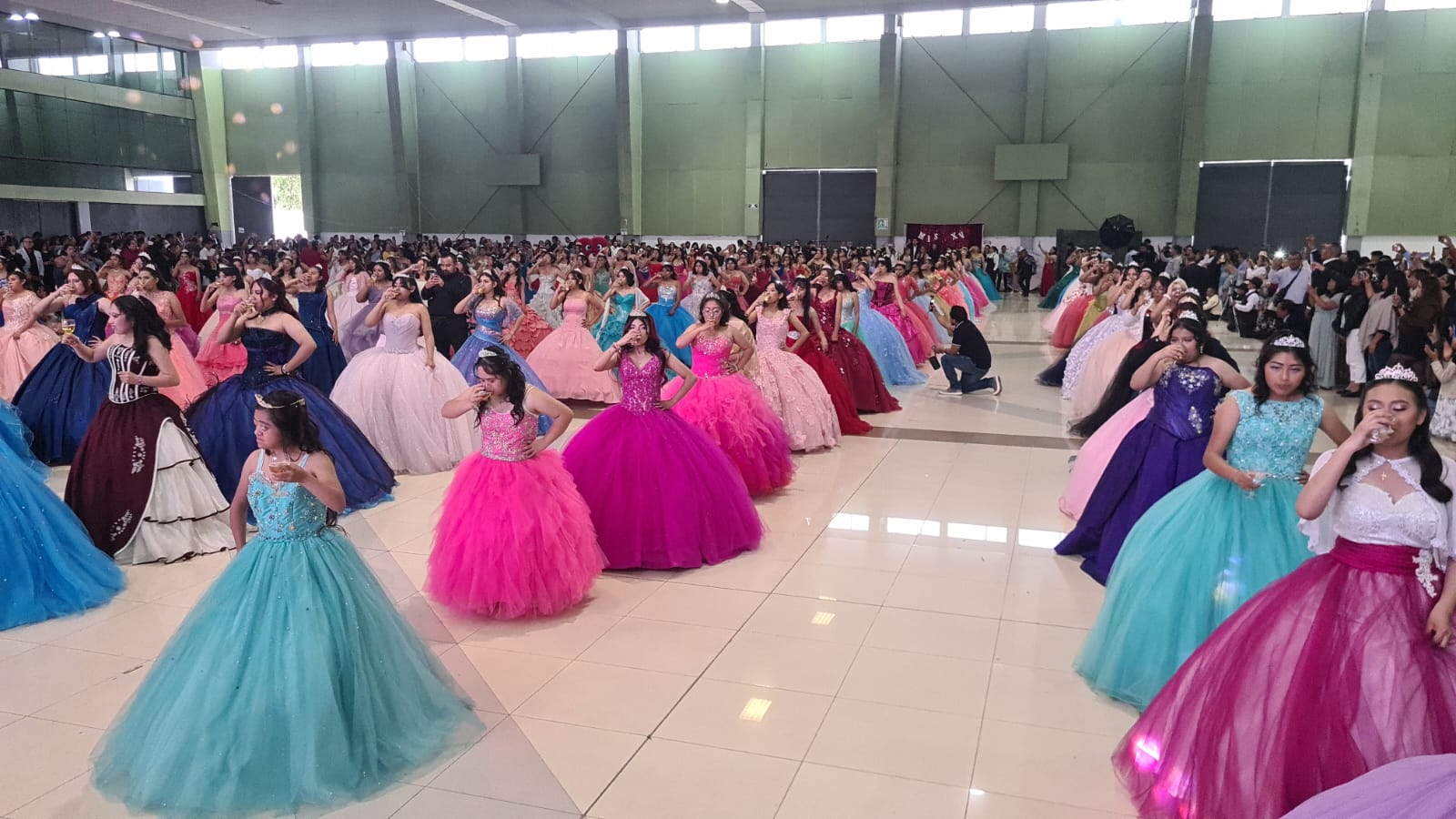 Toluca reúne a 152 quinceañeras en festejo comunitario