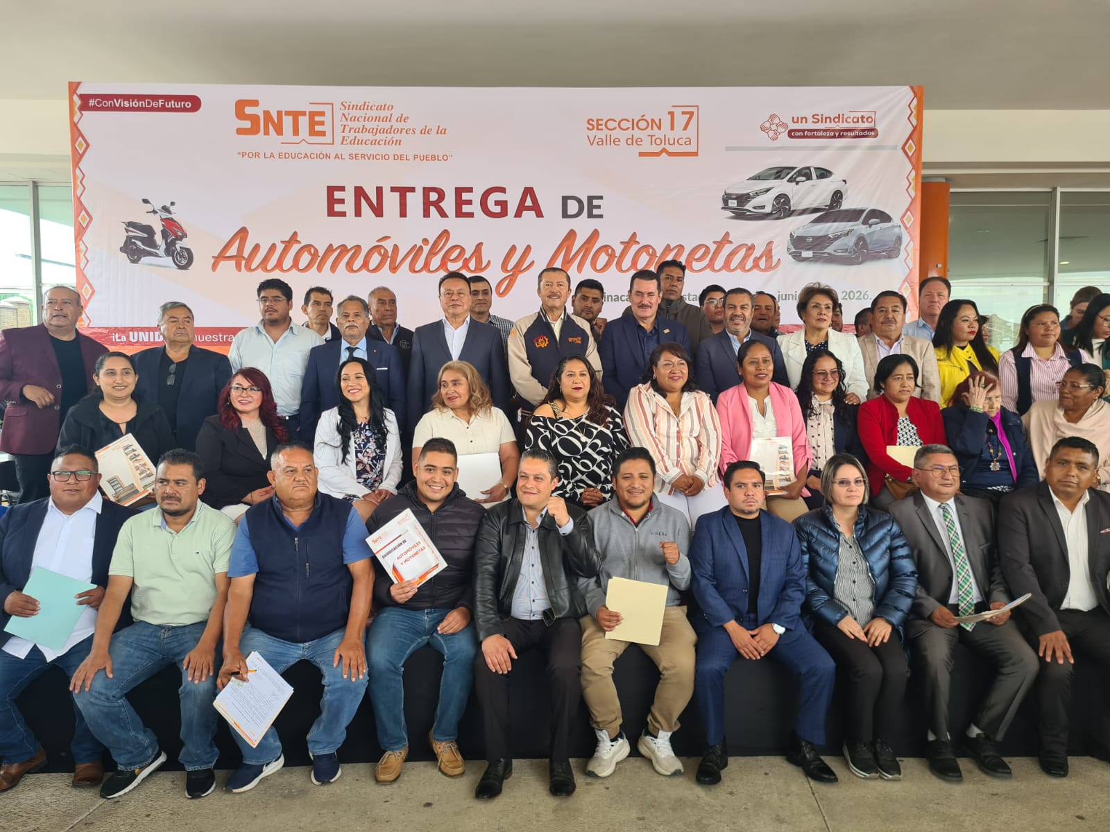 Sección 17 entrega 29 autos y 21 motonetas a maestros del Valle de Toluca