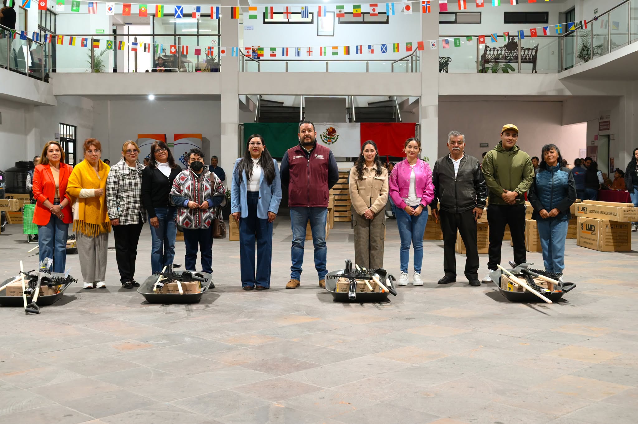 Rayón realiza nueva entrega de tinacos y calentadores