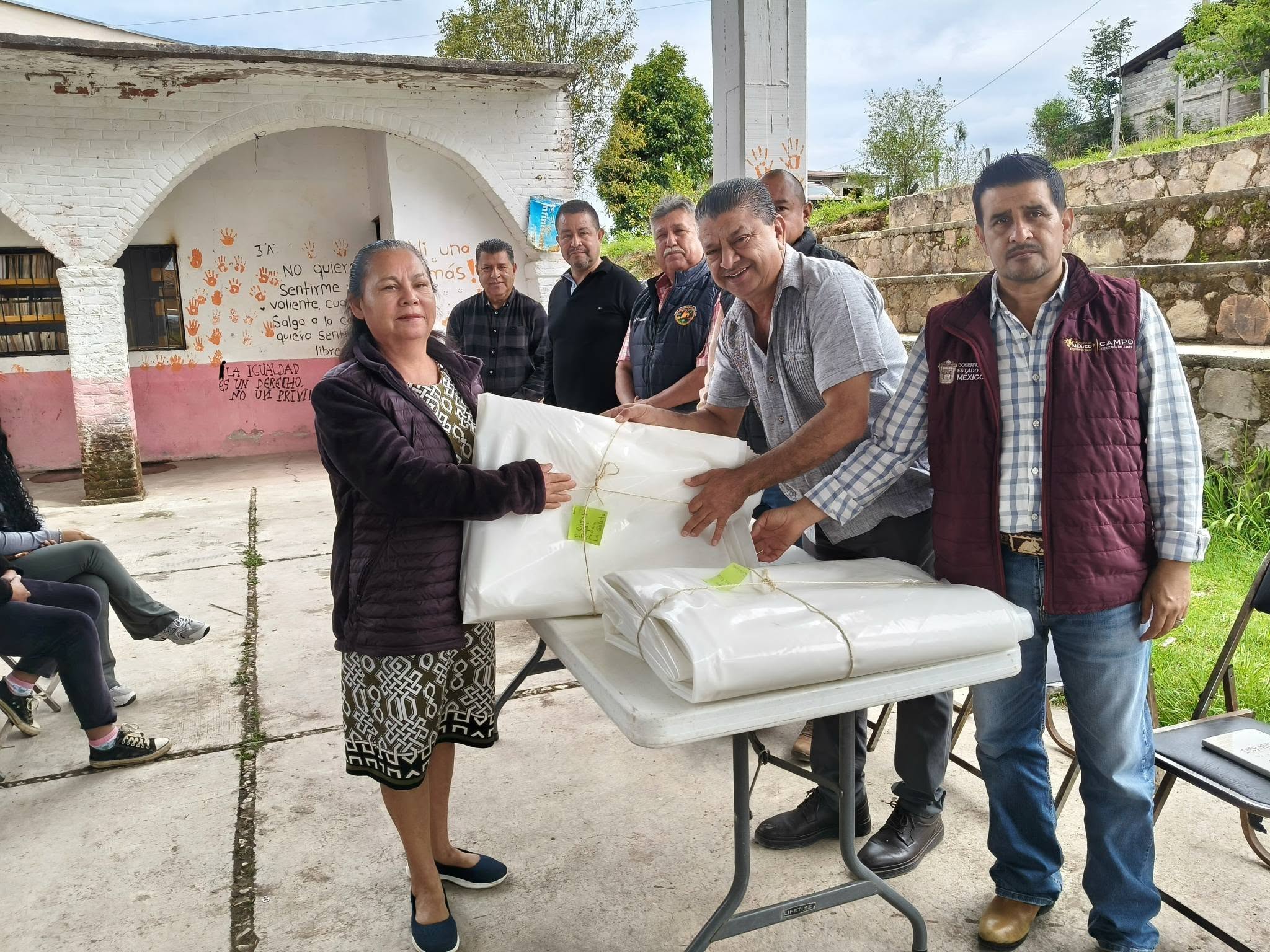 Entregan apoyos a floricultores de Amatepec