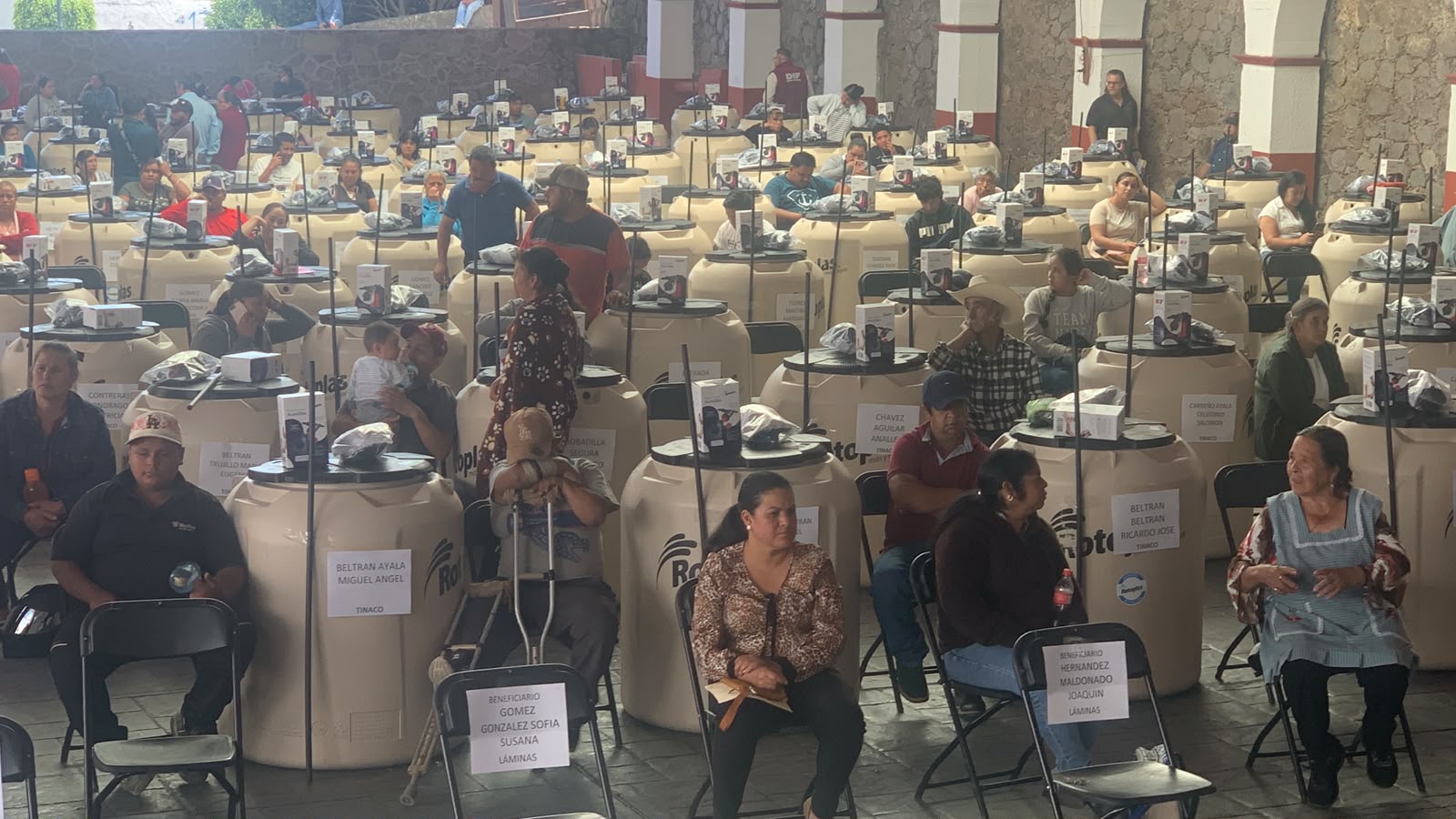 Entregan tinacos y paquetes de láminas en Coatepec Harinas