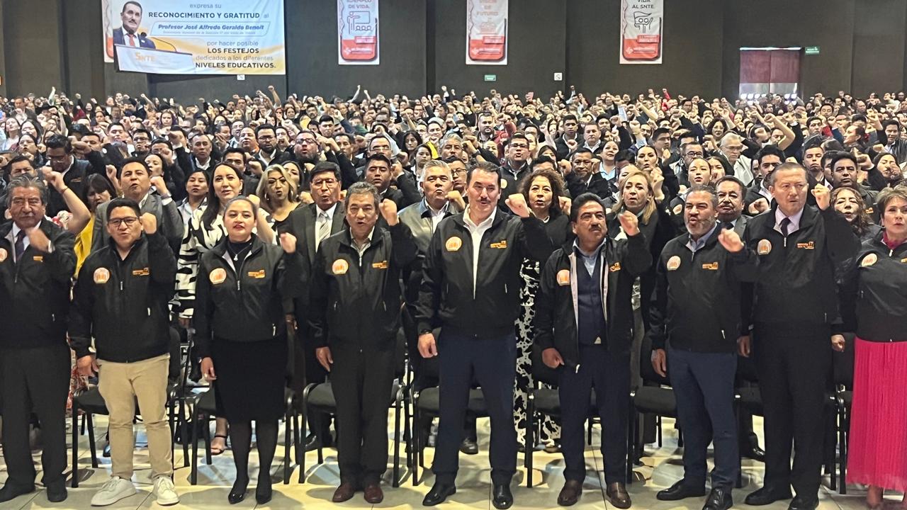 Sección 17 del SNTE celebra a maestros de primaria