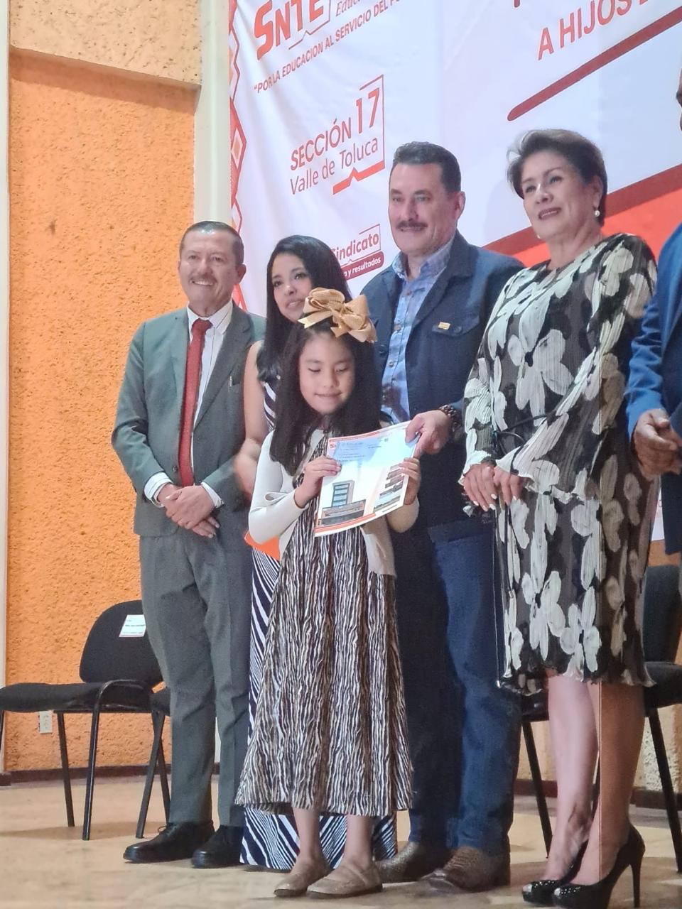 Sección 17 del SNTE entrega 187 becas