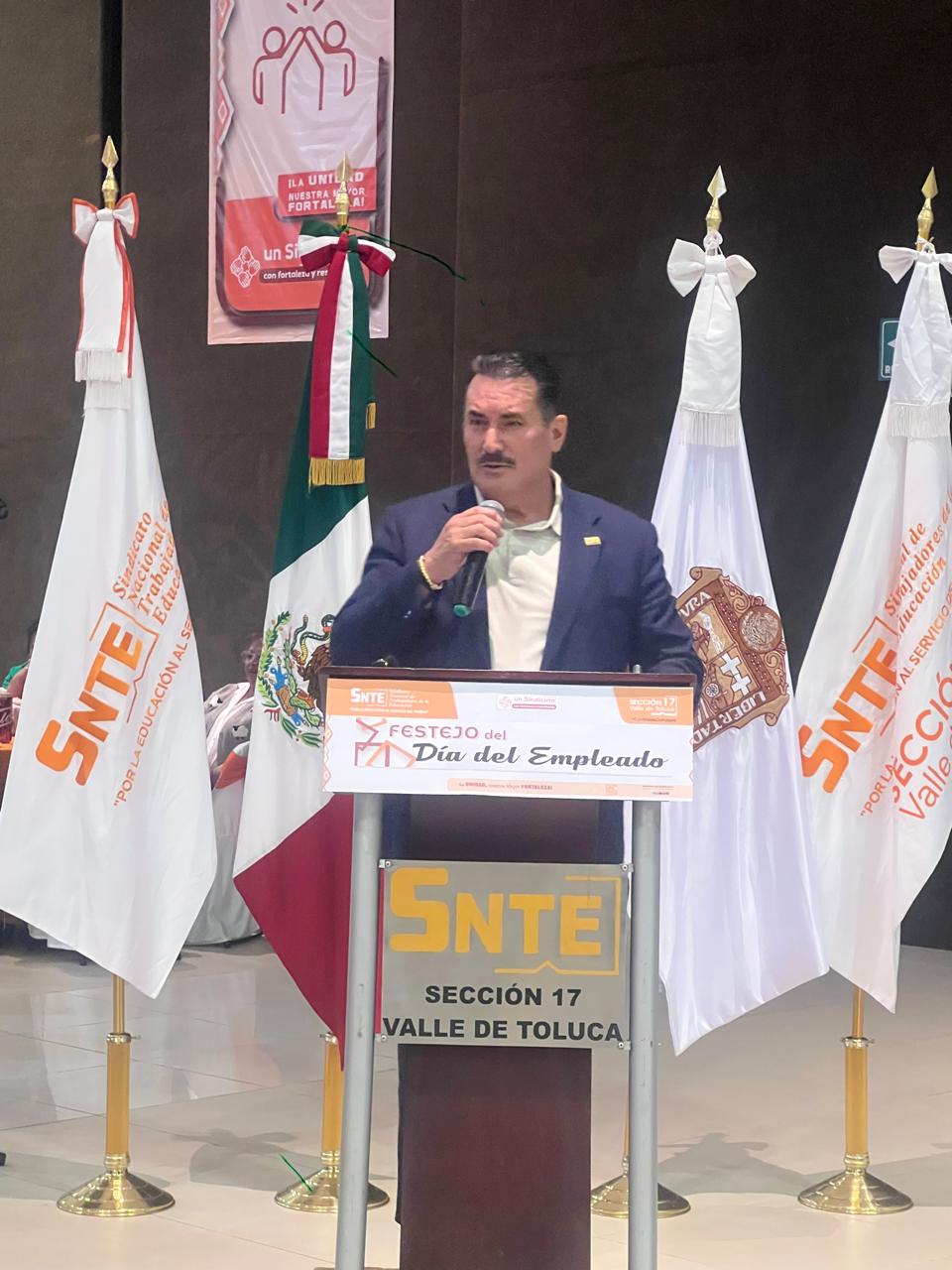 Sección 17 festeja el Día del Empleado con rifas y anuncios