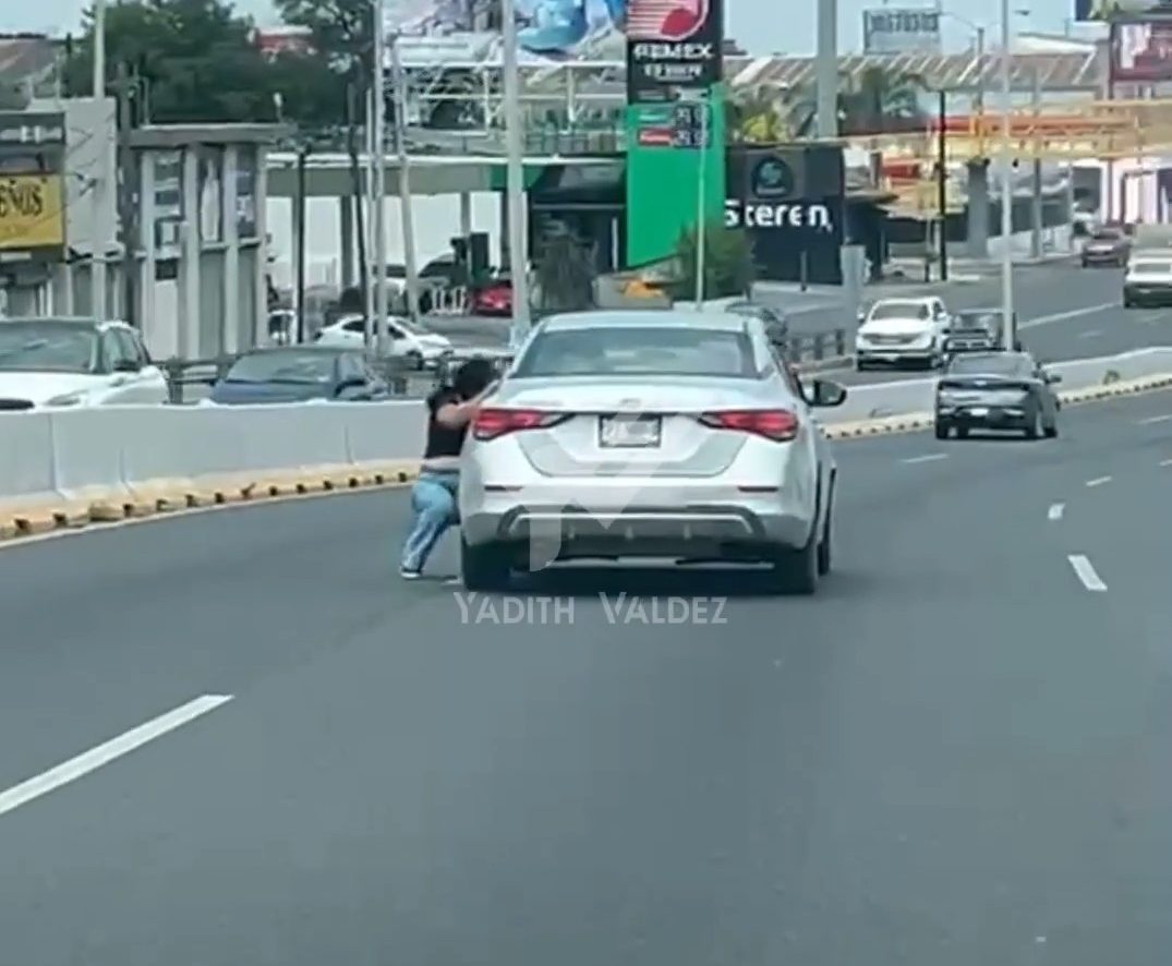 Buscan a conductor que arrastró a mujer que le reclamó un choque