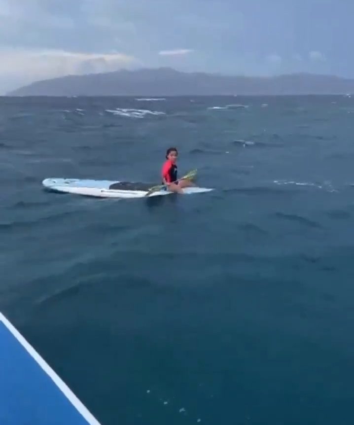 Rescatan a niña mexicana flotando en una tabla en mar abierto