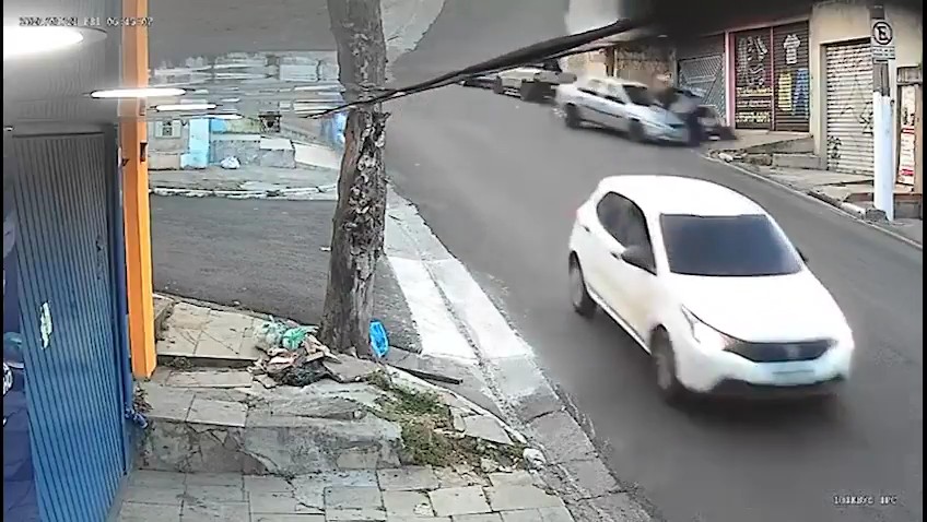 Dos jóvenes motociclistas lo asaltan; y él los atropella sin piedad