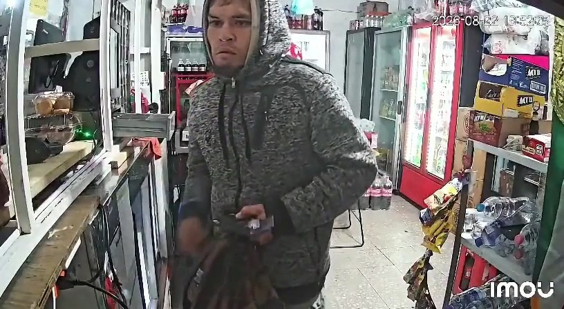 Buscan identificar a dos asaltantes que entraron a robar en tienda