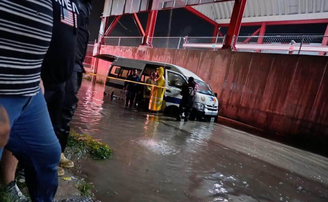 Inundaciones arrastran autos y dejan tragedia en Tultitlán