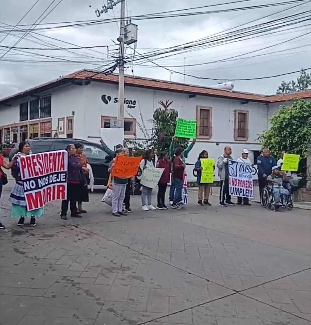 Pacientes vuelven a las calles en Valle de Bravo por crisis de hemodiálisis