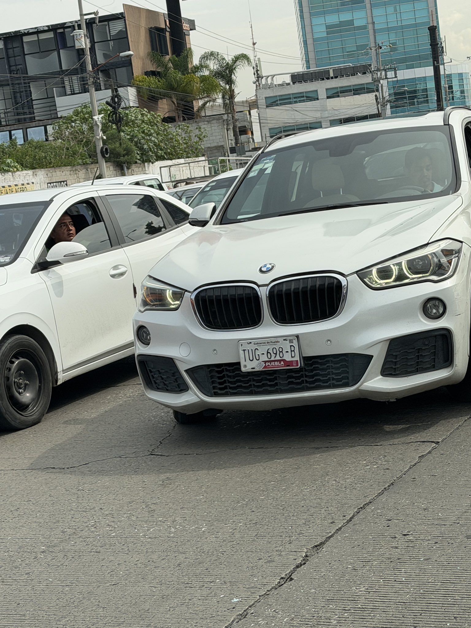 Violenta reacción tras choque en Puebla