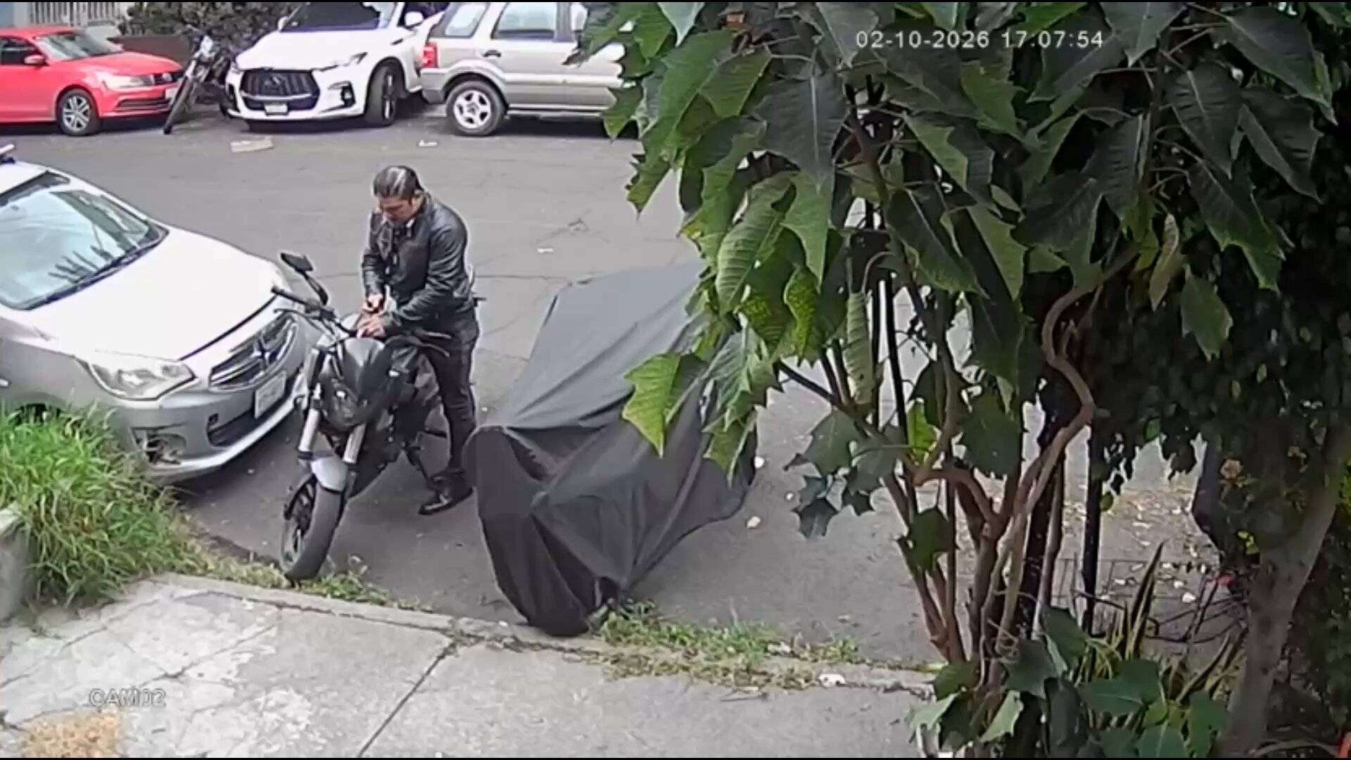 Roban motocicleta en minutos en la Roma