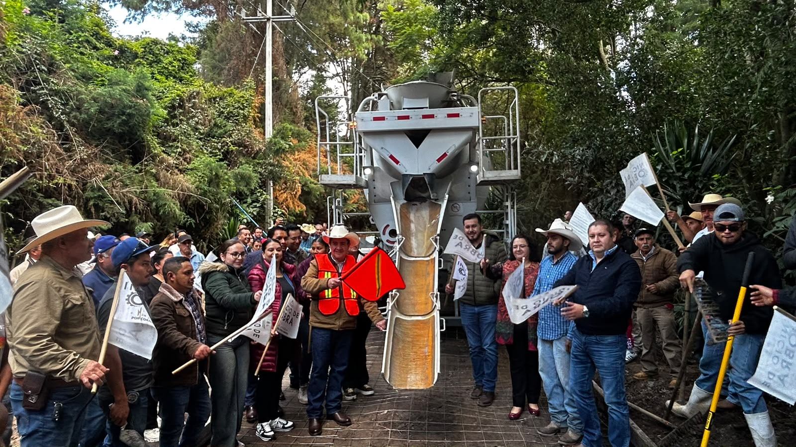 Inician trabajos de pavimentación en Cochisquila, Coatepec Harinas