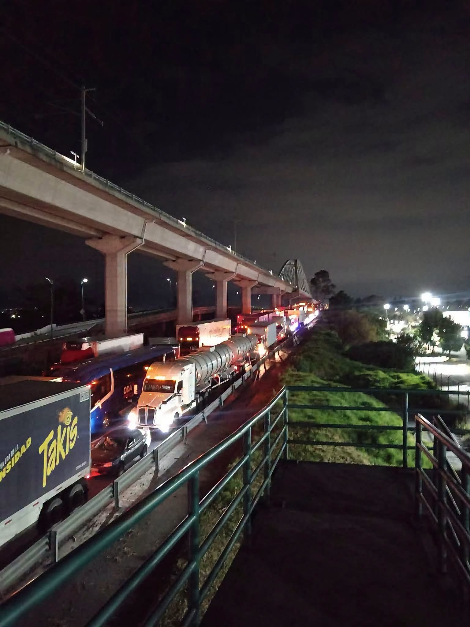 Paro de transportistas colapsa carreteras del Edomex