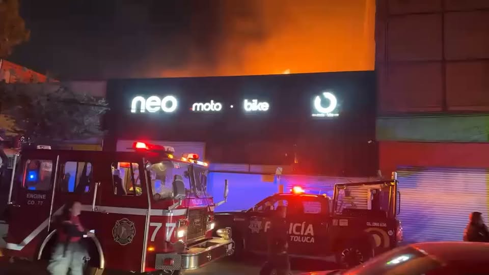 Incendio en Neo Moto Bike moviliza a bomberos de 4 municipios en Toluca
