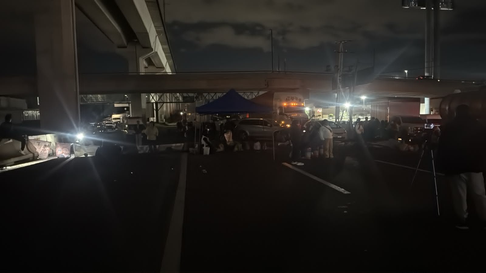 Persiste bloqueo en la México-Toluca tras jornada de enfrentamientos