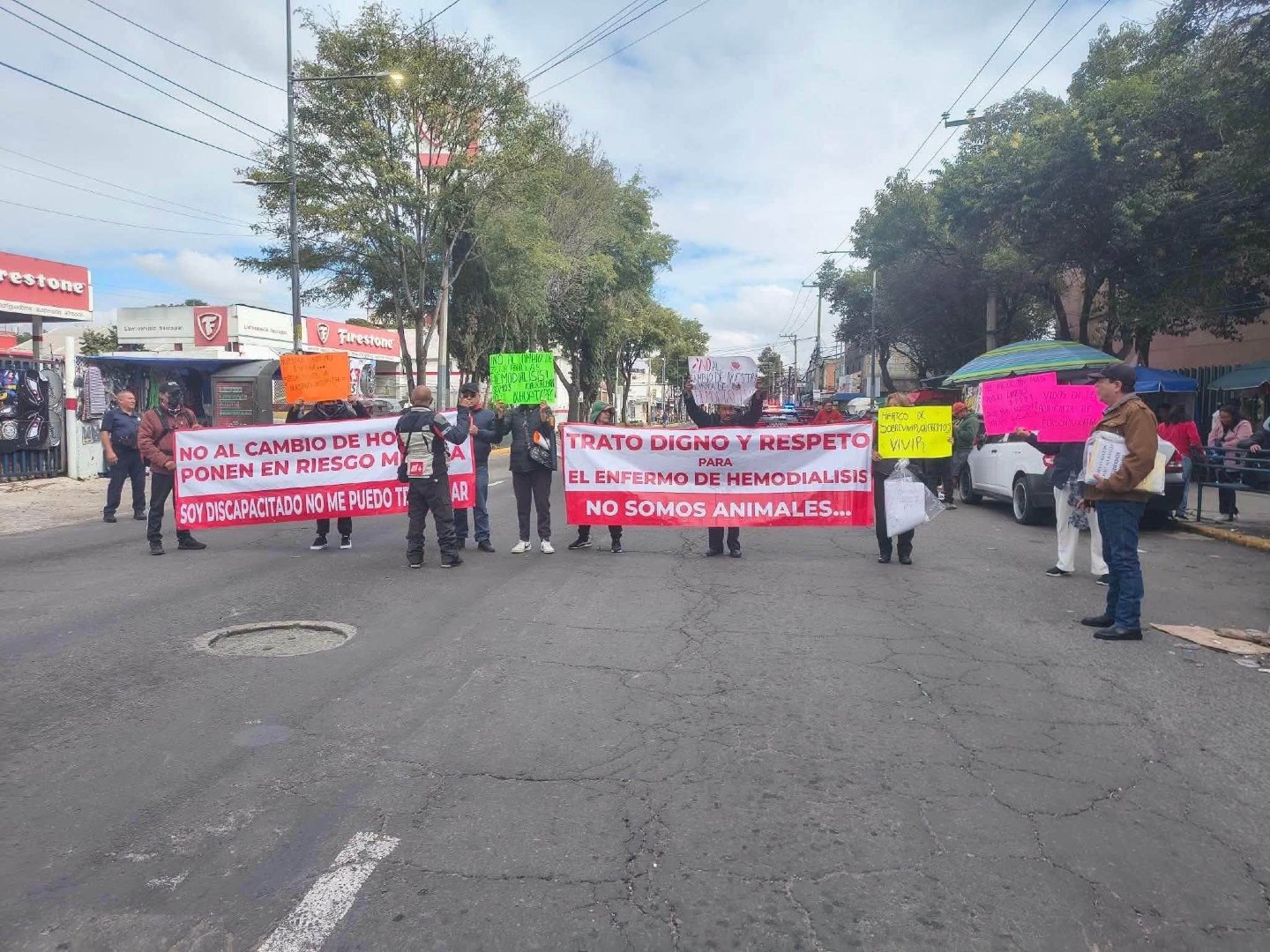 Pacientes de hemodiálisis protestan contra el IMSS en Naucalpan