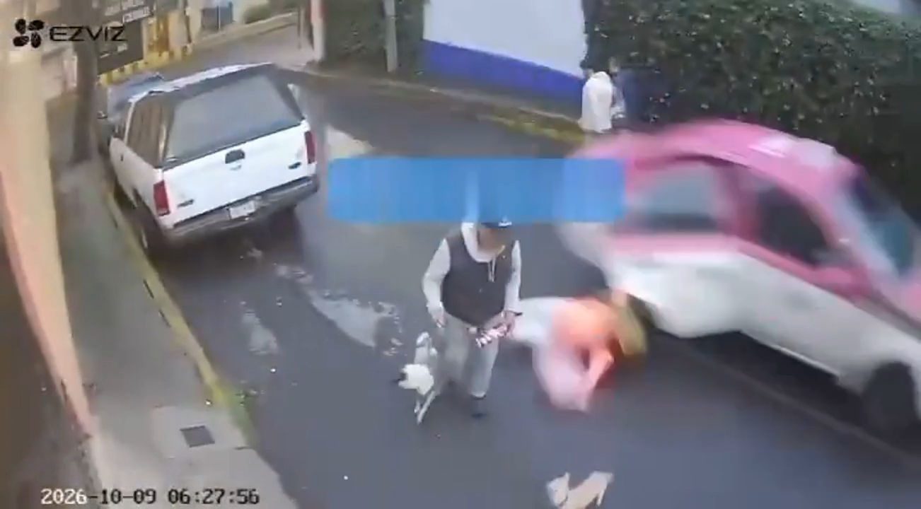 Mujer salta de vehículo para escapar de asalto en CDMX