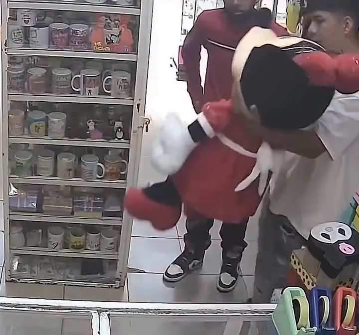 Dos jóvenes roban peluche gigante en Chalco