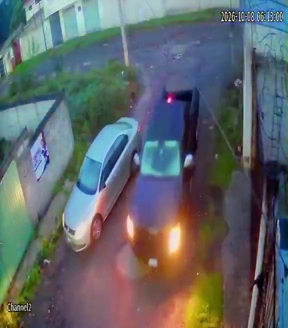 Escapa de asalto en Puebla con arriesgada maniobra