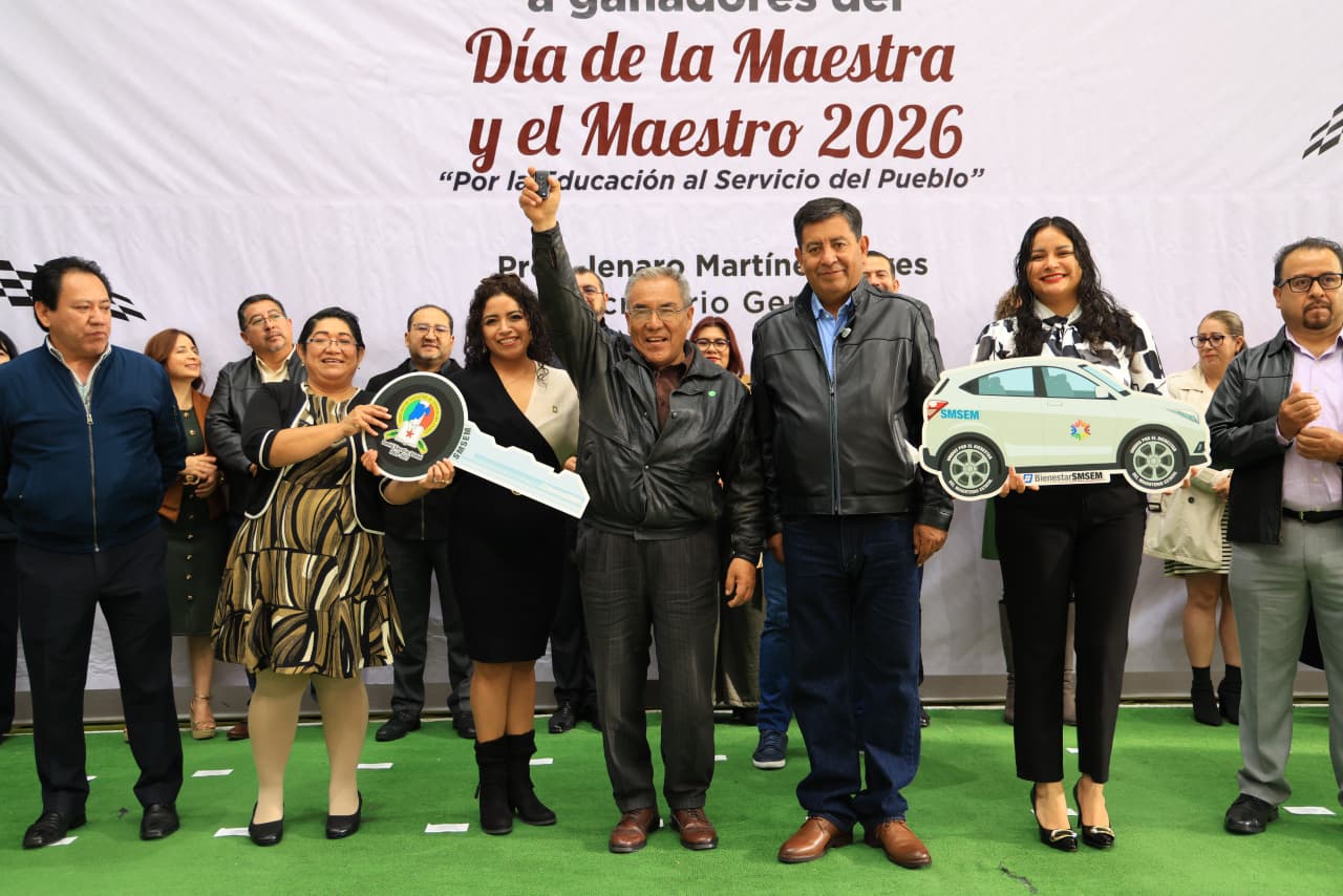 Jenaro Martínez entrega 126 autos a docentes del SMSEM
